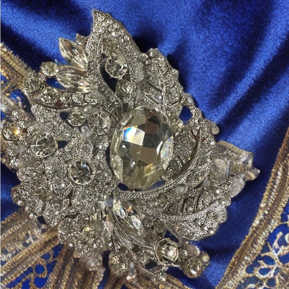 Jewelry - Elegant Silver Crystal Brooch